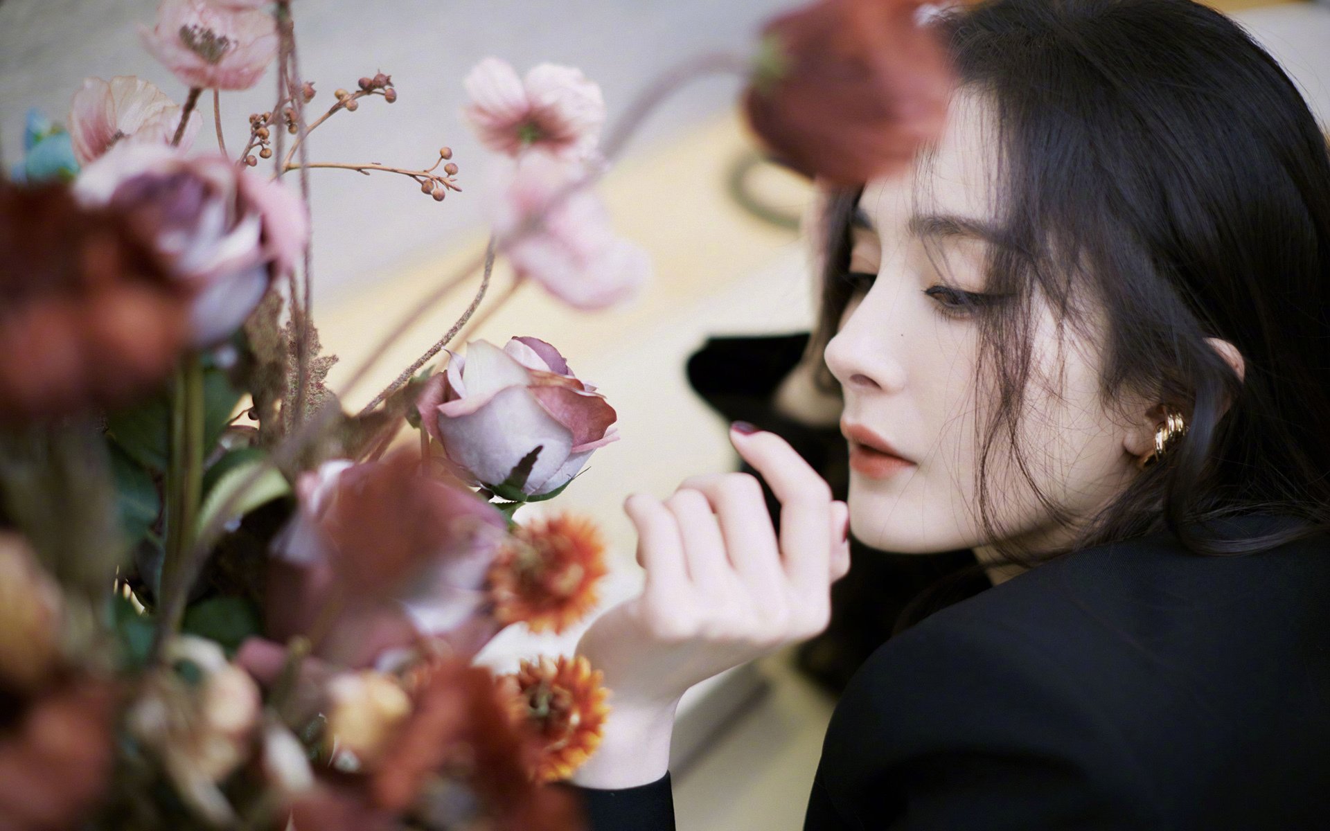 女足国家队新教练上任，首次亮相发布会引关注，现任国家女足教练